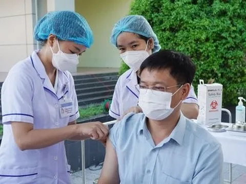 Huế: Phó Chủ tịch tỉnh trực tiếp tiêm vắc-xin làm gương cho người dân