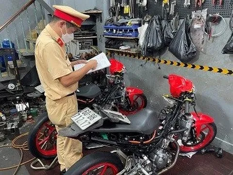 Cảnh sát Tp.HCM đột kích hàng loạt lò “độ xe” cho "quái xế"
