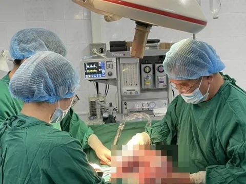 Phẫu thuật cắt khối u buồng trứng “khổng lồ” nặng 10kg