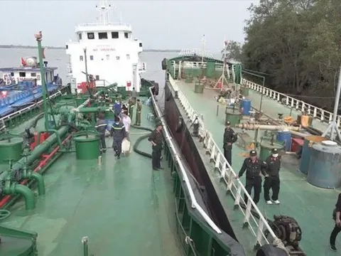 Đường dây buôn lậu 204 triệu lít xăng: Vì sao không xử lý hình sự tội đưa hối lộ?