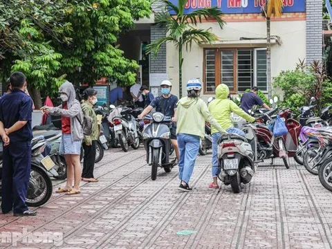 Người dân Thủ đô xếp hàng tiêm mũi nhắc lại phòng chống COVID-19