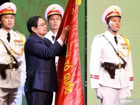 Trao huân chương Hồ Chí Minh cho lực lượng Cảnh sát nhân dân