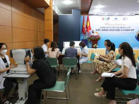 Khám, tư vấn các bệnh về mắt, răng và thẩm mỹ cho cán bộ, người làm báo Cổng TTĐT Chính phủ