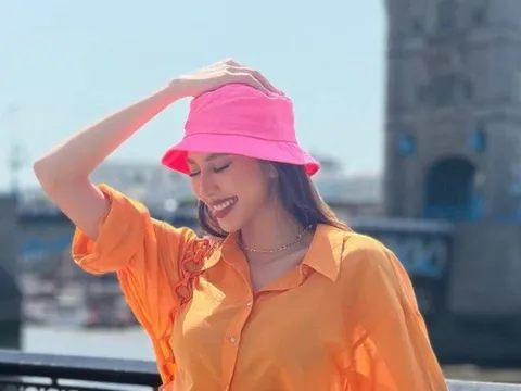 Hoa hậu Thùy Tiên diện trang phục giản dị vẫn rạng rỡ ở trời Tây