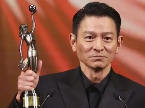 Lưu Đức Hoa khóc ở lễ trao giải Kim Tượng