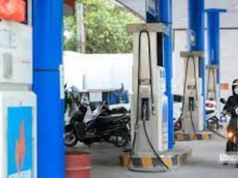 Chính phủ yêu cầu Bộ Tài chính khẩn trương báo cáo phương án giảm thuế xăng dầu