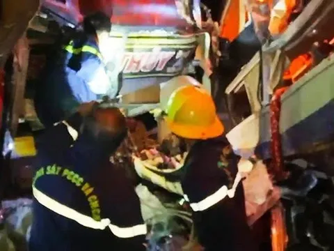 Tai nạn giữa 2 xe khách giường nằm, giải cứu tài xế và lái phụ mắc kẹt