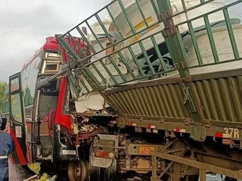 Thanh Hóa: Tai nạn trên đường HCM khiến 2 người chết, 4 người bị thương