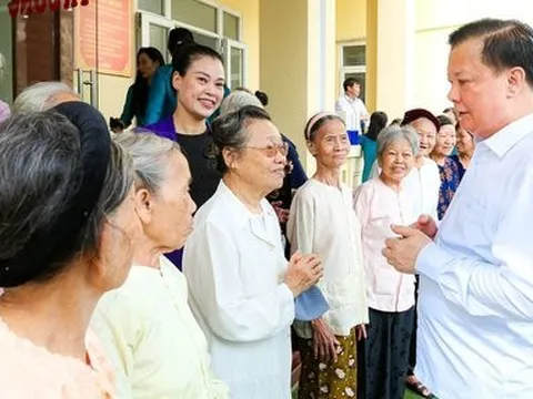 Bí thư Hà Nội thăm và tặng quà người có công