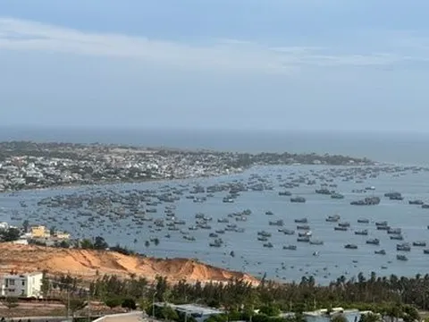 Bình Thuận: Sớm đưa 4 ngư dân gặp nạn trên biển về Khánh Hòa cấp cứu