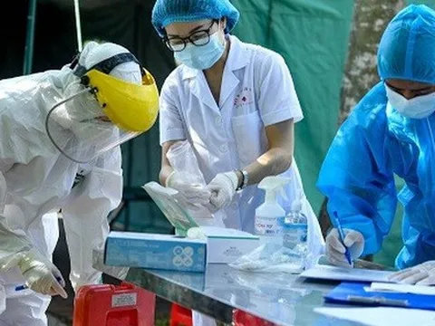 Lương BS ra trường chưa đến 5 triệu, 8 nguyên nhân khiến gần 9.400 NVYT thôi việc, bỏ việc