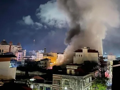 Cháy lớn ở chợ Móng Cái trong đêm