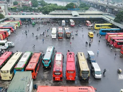 Giảm giá xăng dầu: Doanh nghiệp vận tải "dễ thở" nhưng chưa hết lo