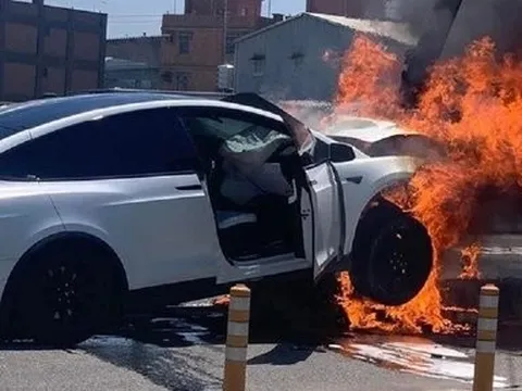 Tài tử Lâm Chí Dĩnh và con trai bị tai nạn xe hơi