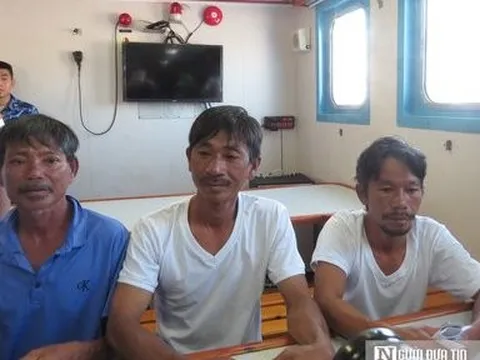 Video: 4 ngư dân Bình Thuận về bờ và lời kể về chuyến biển ám ảnh