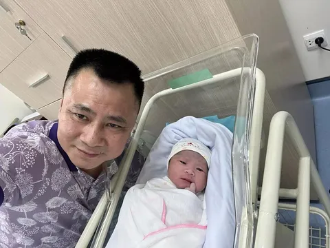 Danh hài Tự Long xúc động làm thơ đón con trai chào đời