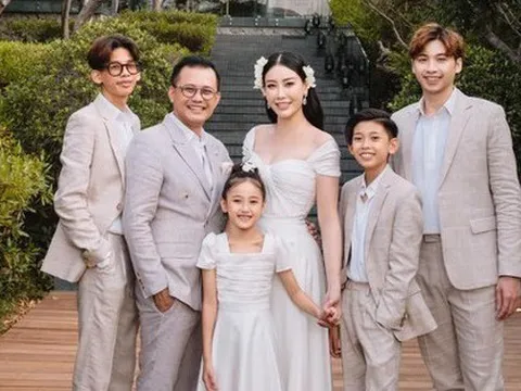 Hoa hậu Hà Kiều Anh tung bộ ảnh gia đình tuyệt đẹp nhân dịp kỷ niệm 15 năm hôn nhân