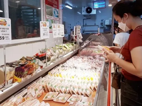 Giá xăng dầu giảm nhưng giá thực phẩm vẫn đứng ở mức cao