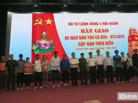 Bàn giao 5 ngư dân tàu Bình Thuận được cứu sống sau 12 ngày mất tích