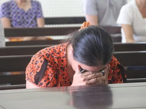Vợ khóc ngất tại toà khi chồng nhận án tử hình vì 25 triệu đồng
