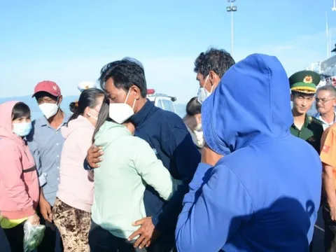 Video: Người thân xúc động gặp lại 5 ngư dân sống sót trở về