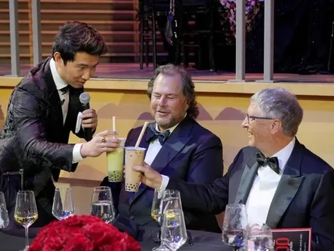 Tỷ phú Bill Gates gây 'sốt' vì biểu cảm thích thú khi uống trà sữa