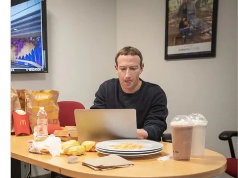 'Chán ghét' Apple, Mark Zuckerberg dùng Photoshop xóa logo Táo Khuyết