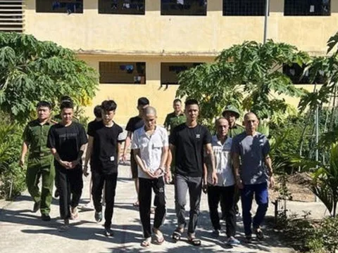 Thanh Hóa: Bắt quả tang 15 nam nữ bay lắc trong quán karaoke