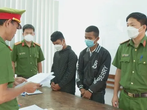 Bắt 2 thanh niên canh gác cho bạn đánh người lạ đến buôn làng chơi