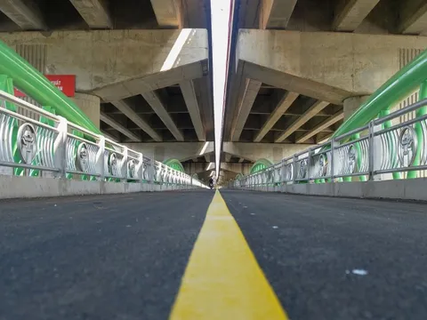 Cận cảnh cầu vòm sắt vượt hồ đầu tiên ở Hà Nội trước ngày thông xe