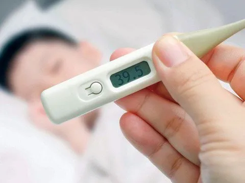 Trẻ sốt cao vì viêm não, cha mẹ nhầm say nắng, say nóng