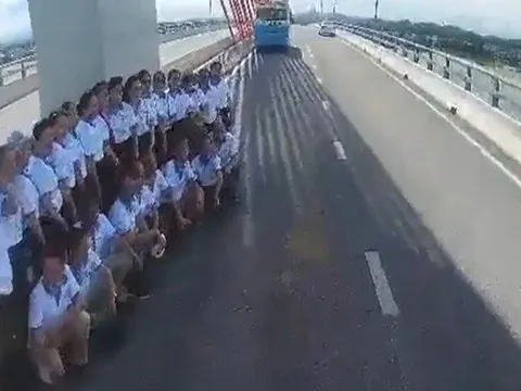 Nhóm người dàn hàng chụp ảnh trên cầu suýt bị ô tô tông trúng