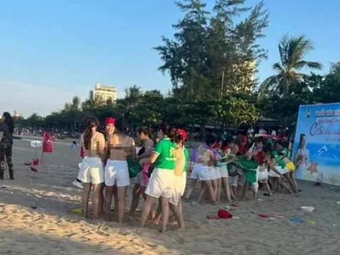 Phạt hành chính đơn vị tổ chức cho nhóm người cởi áo ngực để chơi team building trên bãi biển