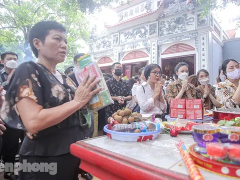 Đông nghẹt người dâng lễ tại Phủ Tây Hồ trong ngày đầu tháng 'cô hồn'