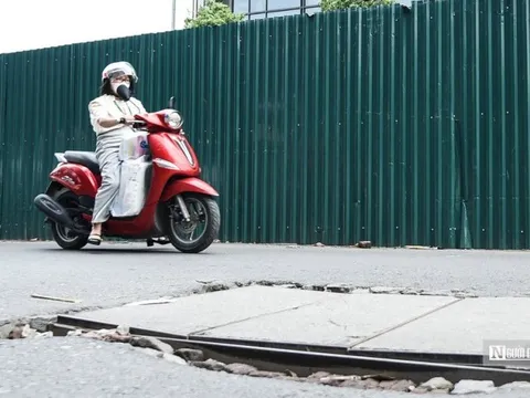 Hà Nội: Thử thách tay lái với nắp cống, hố sụt trên phố Chùa Bộc