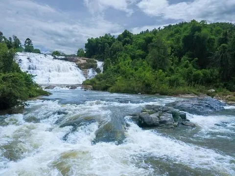 Cùng nhóm bạn đi tắm thác, cô gái trẻ đuối nước tử vong