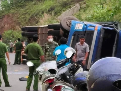 Lâm Đồng: Xe container đổ dốc, lật đè tử vong 2 anh em đi xe máy