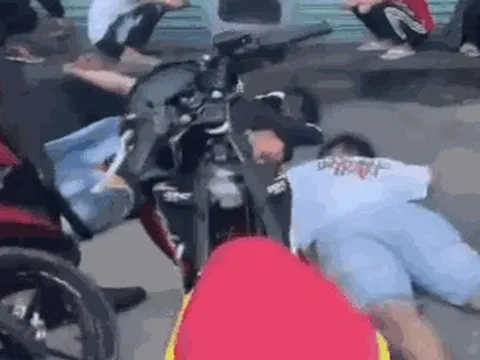 CLIP: Bắt 24 "quái xế" chặn xe trên Quốc lộ 1 để gây náo loạn