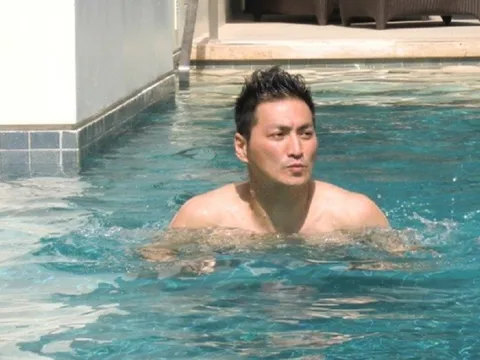 “Triển Chiêu” Hà Gia Kính gây chú ý khi chụp ảnh đi bơi cùng 2 bé gái