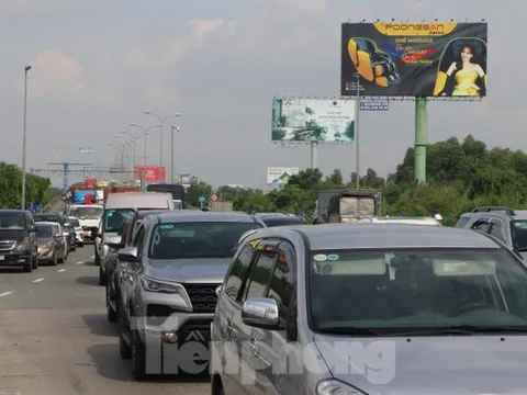 TPHCM: Dòng xe 'rùa bò' qua trạm trong ngày đầu thu phí không dừng
