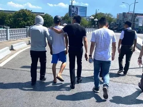 Xử lý thế nào người mặc đồng phục công an nổ súng cướp tiệm vàng ném cho người dân?