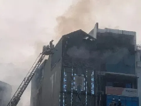 Đang cháy lớn tại quán karaoke 6 tầng, huy động nhiều xe cứu thương và xe thang