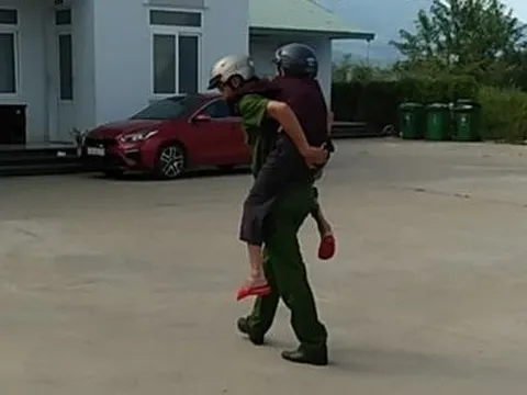 Đà Nẵng: Cán bộ công an đội nắng cõng cụ bà đi làm CCCD