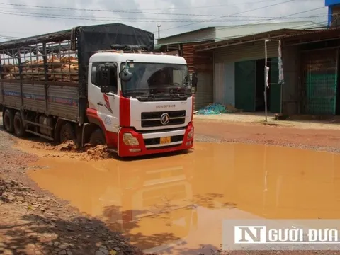 Người dân gặp khó khi lưu thông qua đoạn đường chằng chịt “ổ gà, ổ voi"