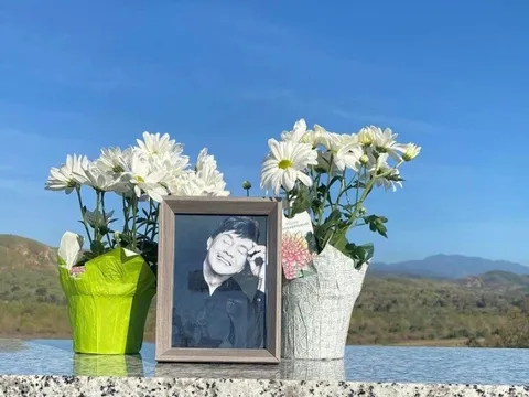 Xúc động khoảnh khắc danh hài Hoài Linh thăm mộ cố nghệ sĩ Chí Tài