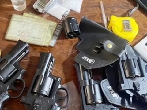 Đồng Nai: Bắt quả tang một đối tượng tàng trữ ma túy và 4 khẩu súng