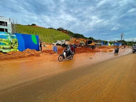 Bình Thuận: Nhiều khối cát đổ từ những khu biệt thự tràn xuống đường