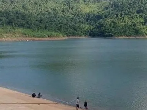 Xót xa giây phút người bố vớt hai con bị đuối nước không qua khỏi