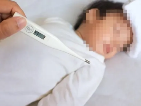 Trẻ hơn 1 tuổi tiểu máu kèm đau buốt vì bệnh tưởng chỉ có ở người lớn