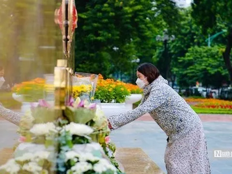 Hà Nội: Người dân đặt hoa tươi tưởng niệm 3 chiến sĩ PCCC hy sinh